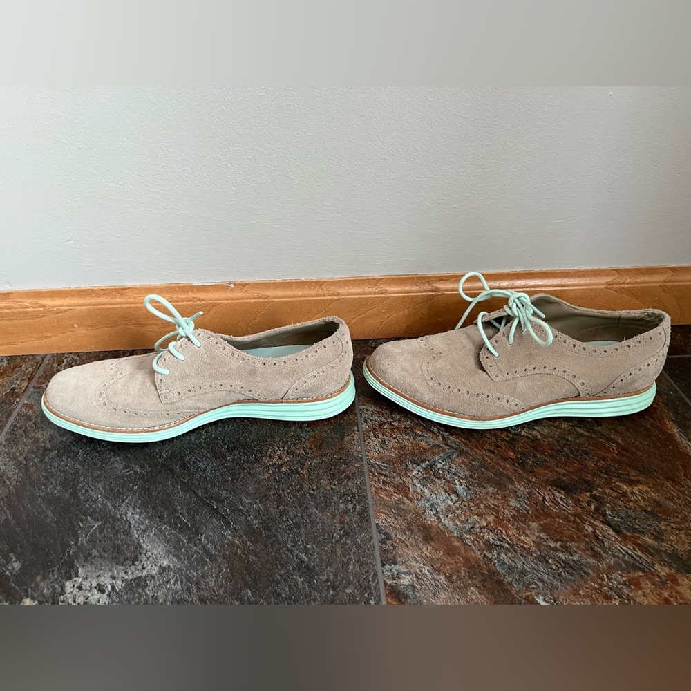 Women’s Cole Haan Lunargrand taupe suede wingtip oxford lace up shoe. Size 7B - Picture 5 of 9